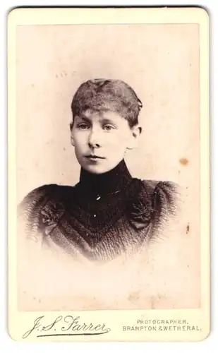 Fotografie J. S. Farrer, Brampton, Junge Frau mit kurzen Haaren und Halskette im Kleid