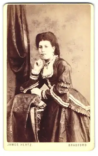 Fotografie James Hertz, Bradford, 1. Lumb Lane, Hübsche Frau im Kleid mit nachdenklicher Pose