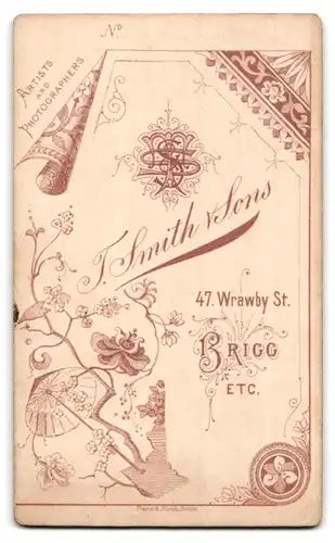 Fotografie T. Smith & Sons, Brigg, 47. Wrawby St., Dame im Kleid mit Halskette und erschrockenem Blick