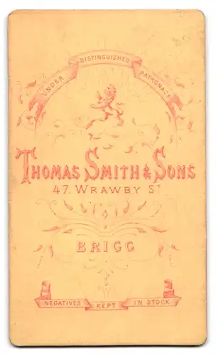 Fotografie T. Smith & Sons, Brigg, 47. Wrawby St., Ältere Dame im Kleid mit Blumen Haarreifen