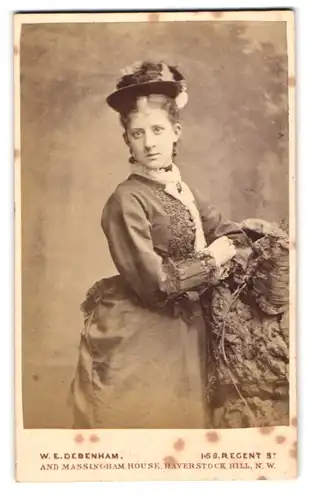 Fotografie W. E. Debenham, Haverstock Hill, Massingham House, Hübsche Frau im Kleid mit Hut in aufrechter Pose