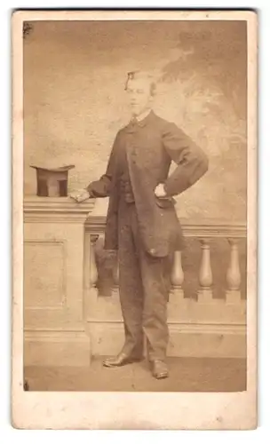 Fotografie Henry Death, London, 119. Camberwell Road, Mann im Anzug mit Aufrechter Pose
