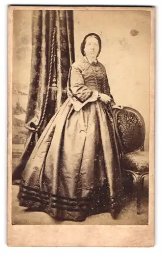 Fotografie unbekannter Fotograf, London, 103. Newcate Street, Dame im breiten Kleid