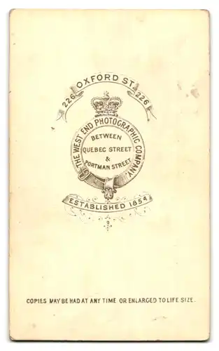 Fotografie Fred James, London, 226. Oxford Street, Dame im Kleid mit Halskette und Buch