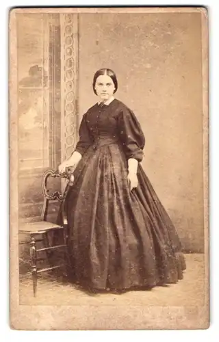 Fotografie unbekannter Fotograf und Ort, 226. Oxford Street, Junge Dame im breiten Kleid