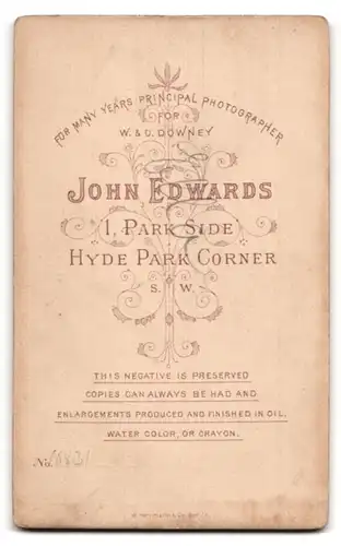 Fotografie John Edwards, London, 1. Park Side, Dane in Bluse mit zerstörten Haaren