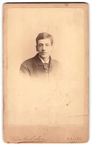 Fotografie Charles & Eden, Ealing, High St., Junger Mann im Anzug mit Scheitel