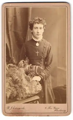 Fotografie B. J. Edwards, London, 6. The Grove, Junge Dame im Kleid mit Kreuzkette