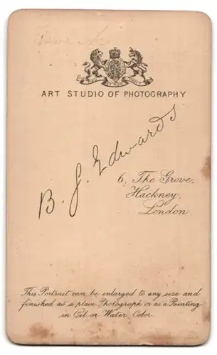 Fotografie B. J. Edwards, London, 6. The Grove, Junge Dame im Kleid mit Kreuzkette