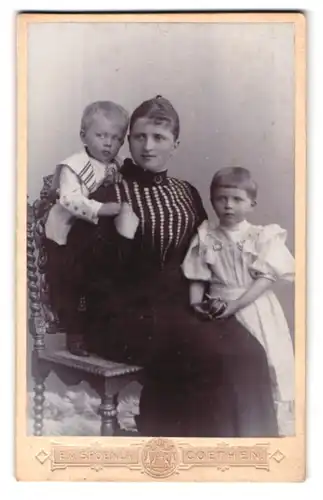 Fotografie Ed. von Spoenla, Cöthen, Leopoldstrasse 9, Portrait bürgerliche Dame mit zwei Kindern