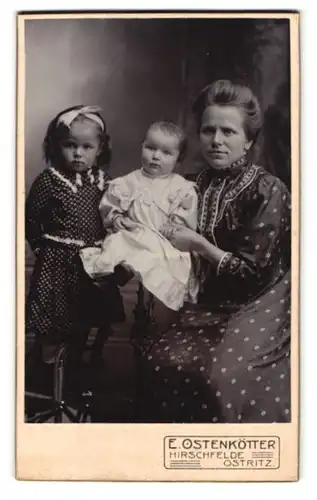 Fotografie E. Ostenkötter, Hirschfelde, Zittauerstrasse, Portrait bürgerliche Dame mit einem Mädchen und Kleinkind