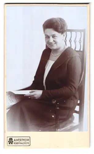 Fotografie A. Wertheim, Berlin, Rosenthalerstrasse, Portrait bürgerliche Dame mit Zeitung auf Stuhl sitzend