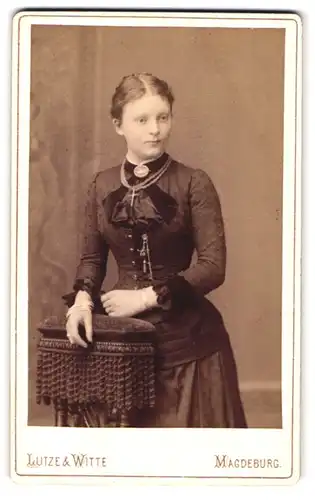 Fotografie Lutze & Witte, Magdeburg, Portrait junge Dame in hübscher Kleidung mit Kreuzkette
