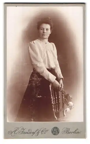 Fotografie A. Jandorf & Co., Berlin-N, Brunnen-Strasse 1921, Portrait bürgerliche Dame mit Blumen an Stuhl gelehnt