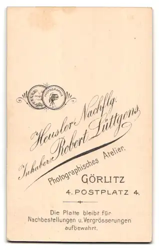 Fotografie Heusler Nachflg., Görlitz, Postplatz 4, Portrait junge Dame im Kleid mit Buch in der Hand