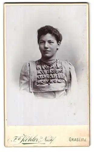 Fotografie F. J. Köhler`s Nachf., Graslitz, Flachsleitgasse, Portrait junge Dame im modischen Kleid