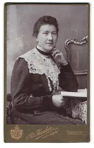 Fotografie R. Fischer, Graslitz, Flachsleitgasse, Portrait junge Dame mit Spitzenkragen und Heft in der Hand