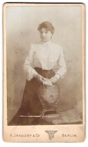 Fotografie A. Jandorf & Co., Berlin-C, Spittelmarkt 16-17, Portrait bürgerliche Dame mit Buch an Stuhl gelehnt