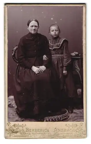 Fotografie Eug. Berberich, Ansbach, Carolinenstrasse, Portrait ältere Dame und Mädchen in zeitgenössischer Kleidung