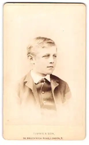 Fotografie Timms & Son, London-N, 38, Brecknock Road, Portrait junger Mann in modischer Kleidung