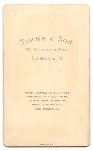 Fotografie Timms & Son, London-N, 38, Brecknock Road, Portrait junger Mann in modischer Kleidung