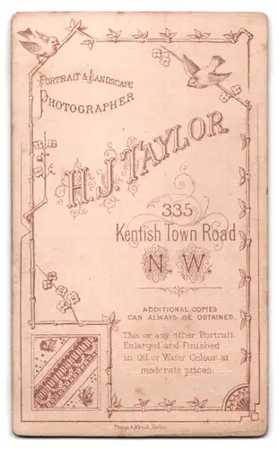 Fotografie H. J. Taylor, London, 335, Kentish Town Road, Portrait bürgerliche Dame im Mantel mit Pelzbesatz