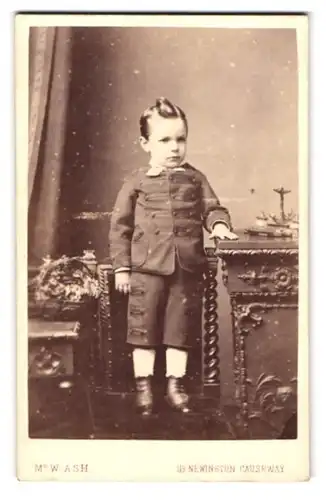 Fotografie W. Ash, London, 119 Newington Causeway, Portrait kleiner Junge in modischer Kleidung