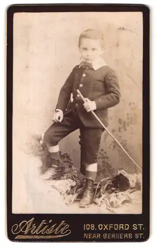 Fotografie Artiste, London, 108, Oxford Str., Portrait kleiner Junge in modischer Kleidung