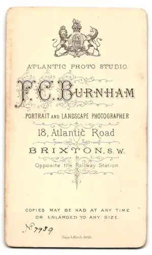 Fotografie F. C. Burnham, Brixton, 18 Atlantic Road, Kleines Mädchen auf Kissen