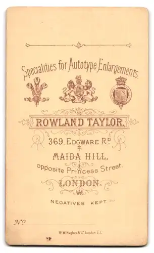 Fotografie Rowland Taylor, London, 369 Edgware Road, Junge Frau an Sessel posierend