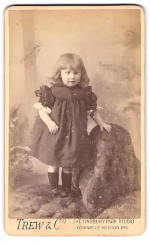 Fotografie Trew & Co., London, Kleines Mädchen auf Chaiselongue