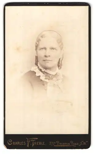 Fotografie Charles F. Treble, London, Betagte Dame mit Spitzenkragen