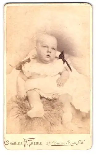 Fotografie Charles F. Treble, London, Gelangweilter Säugling im Spitzenkleidchen