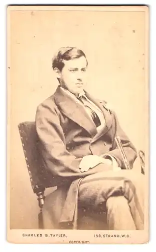 Fotografie Charles B. Tayler, London, Missmutig blickender Jüngling im Anzug