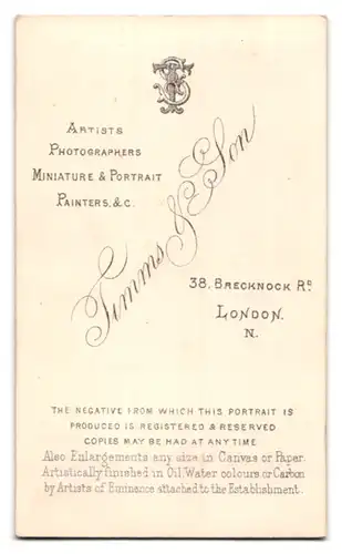 Fotografie J. F. Timms & Son, London, 38 Brecknock Road, Junger Mann im dicken Wintermantel