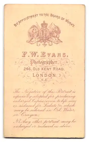 Fotografie F. W. Evans, London, 246 Old Kent Road, Mädchen nebst Sessel mit Blumenkorb