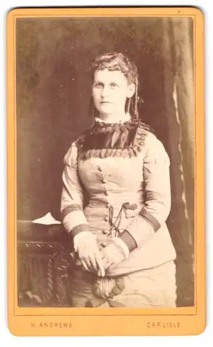 Fotografie H. Andrews, Carlisle, Lowther Street, Junge Dame im ausgefallenen Zwirn