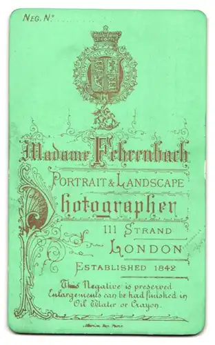 Fotografie Madame Fehrenbach, London, 111 Strand, Sitzende junge Frau im edlen Kleid