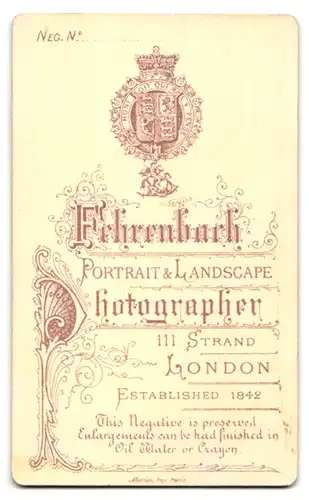 Fotografie Fehrenbach, London, 111 Strand, Elegante Dame posiert nebst Zaun