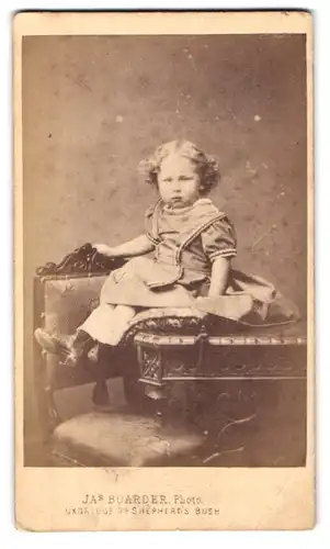 Fotografie Ja`s Boarder, London, Kleinkind auf Tisch sitzend