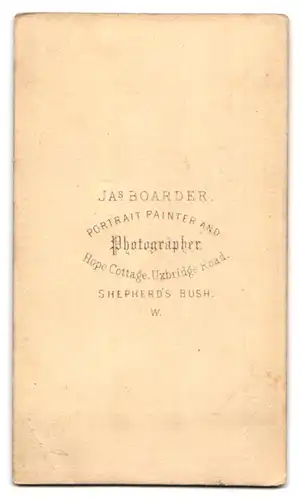 Fotografie Ja`s Boarder, London, Kleinkind auf Tisch sitzend