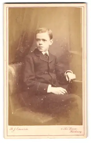 Fotografie B. J. Edwards, London, 6 The Grove, Knabe im Anzug posiert auf Stuhl