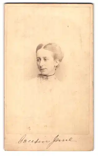 Fotografie B. J. Edwards, London, 6 The Grove, Schöne Frau mit Mittelscheitel