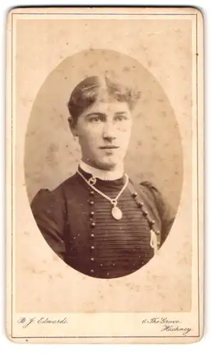 Fotografie B. J. Edwards, London, 6 The Grove, Hübsches Fräulein mit silberne Kette