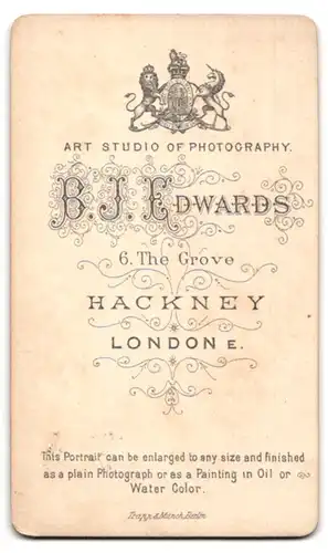 Fotografie B. J. Edwards, London, 6 The Grove, Hübsches Fräulein mit silberne Kette