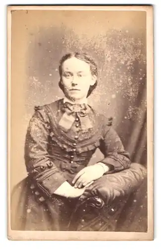 Fotografie C. Hood, London, Fräulein im Festtagsgewand mit Schleife