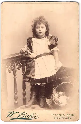 Fotografie W. Baker, Birmingham, 110. Moseley Road, Kleines Mädchen im Kleid in aufrechter Pose