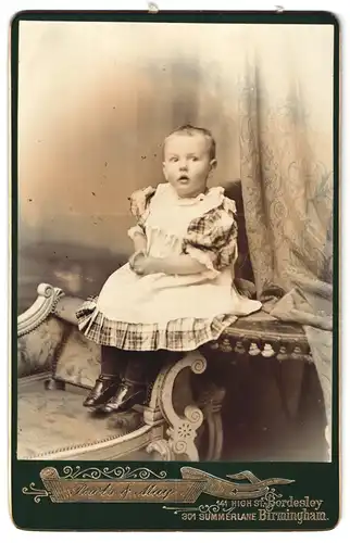Fotografie Powls & May, Bordesley, 141. High St., Kleines Kind im Kleid mit offenem Mund