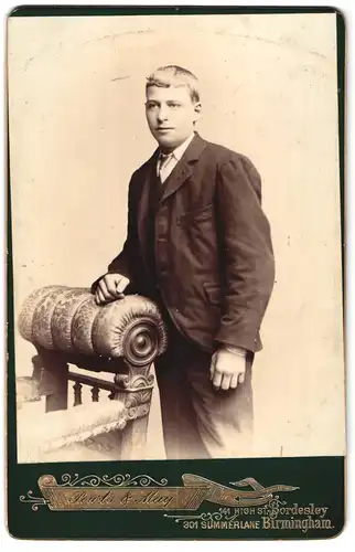 Fotografie Powls & May, Bordesley, 141. High St., Junger Mann im Anzug mit Krawatte
