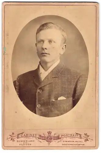 Fotografie Sunderland & Hudson, Walsall, 7. High Street, Junger Mann im Anzug mit Einstecktuch